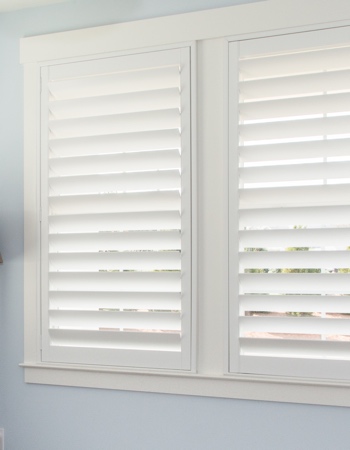 Hidden tilt rod shutters closed. Plantation shutters with hidden tilt rods in Sacramento